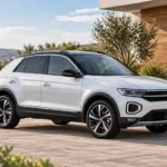Weißer Kompakt-SUV vor modernem Haus – KI-generiertes Beitragsbild