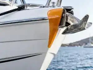 Schutzfolie am Boot für Bug und Ankerbereich