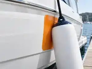 Schutzfolie am Boot für Rumpfseiten und Fenderkontakt