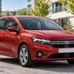 Dacia Sandero 3 mit geöffnetem Kofferraum und Ladekantenschutz